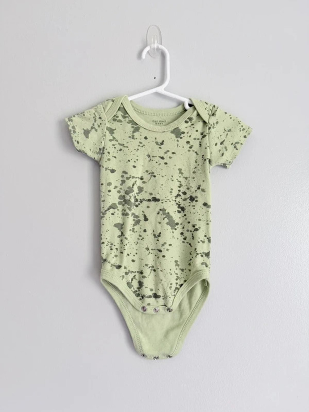Mon Cheri Baby Green Splatter Bodysuit – 6/9M